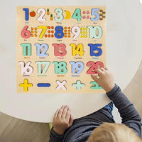 Tablă din lemn cu cifre și semne matematice
